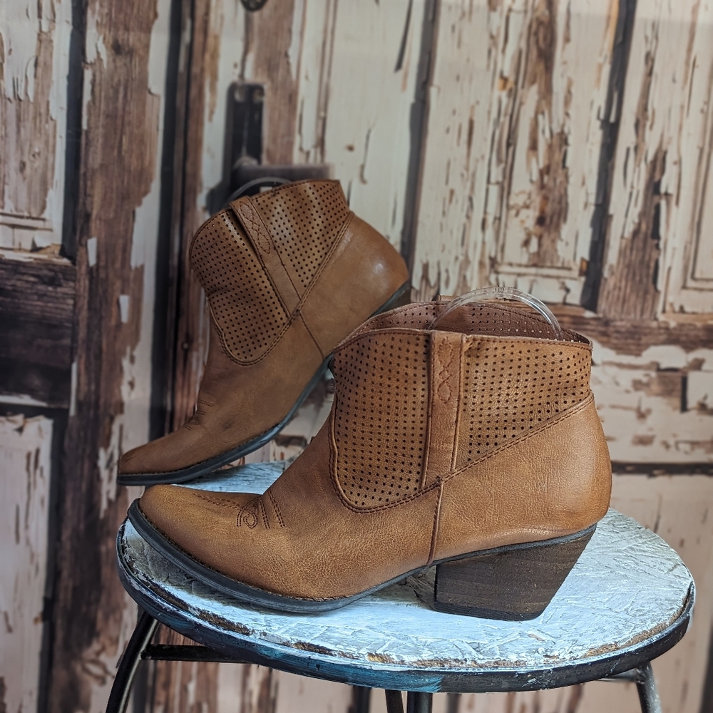Very Volatile boots